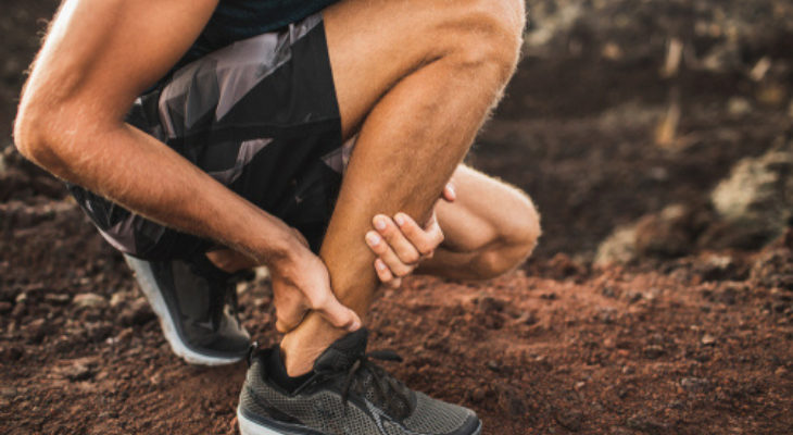 Runner experiencing leg pain outdoors